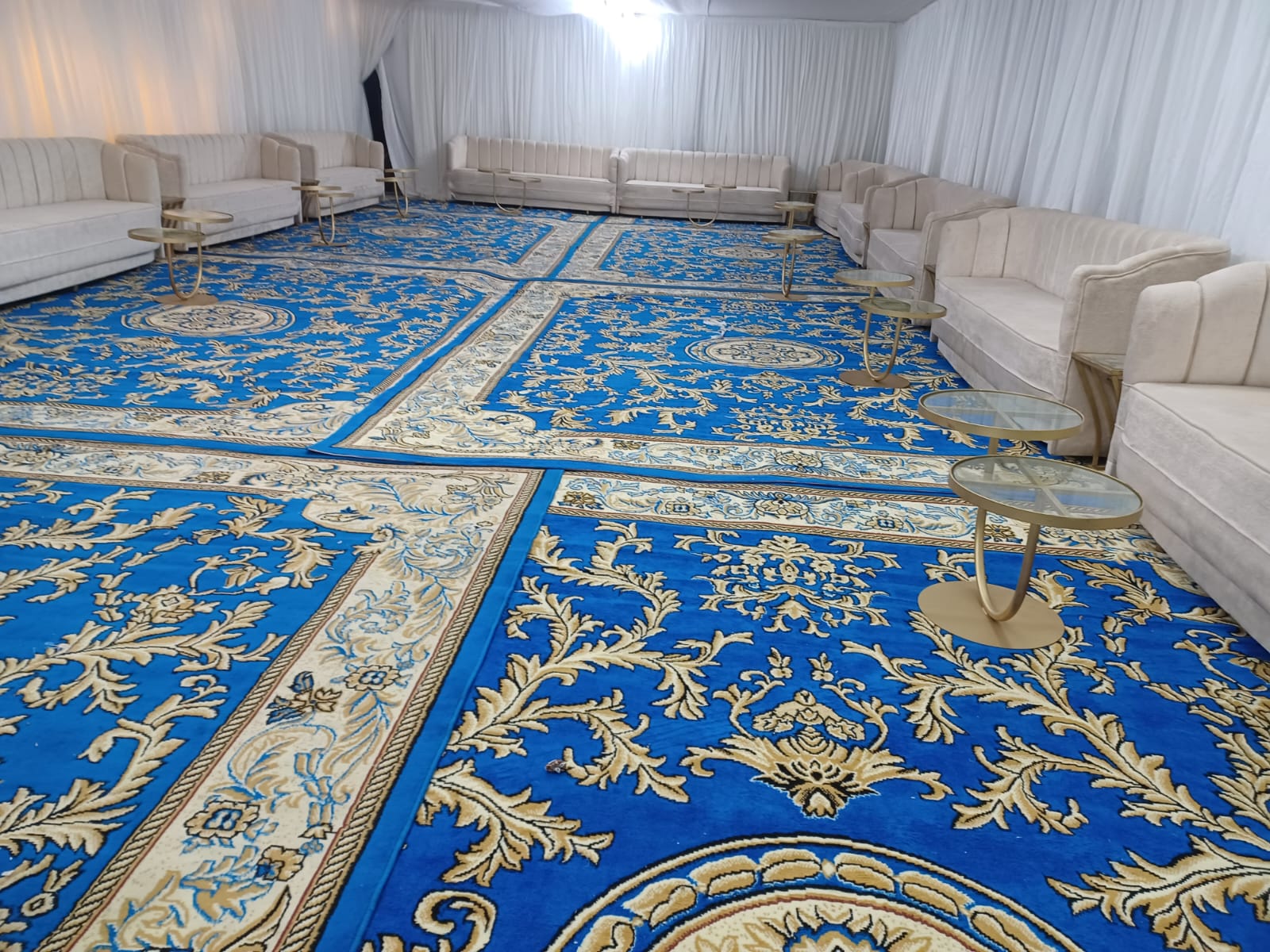 خدمة ضيافة للمناسبات في الكويت تشمل تقديم قهوة وتمور