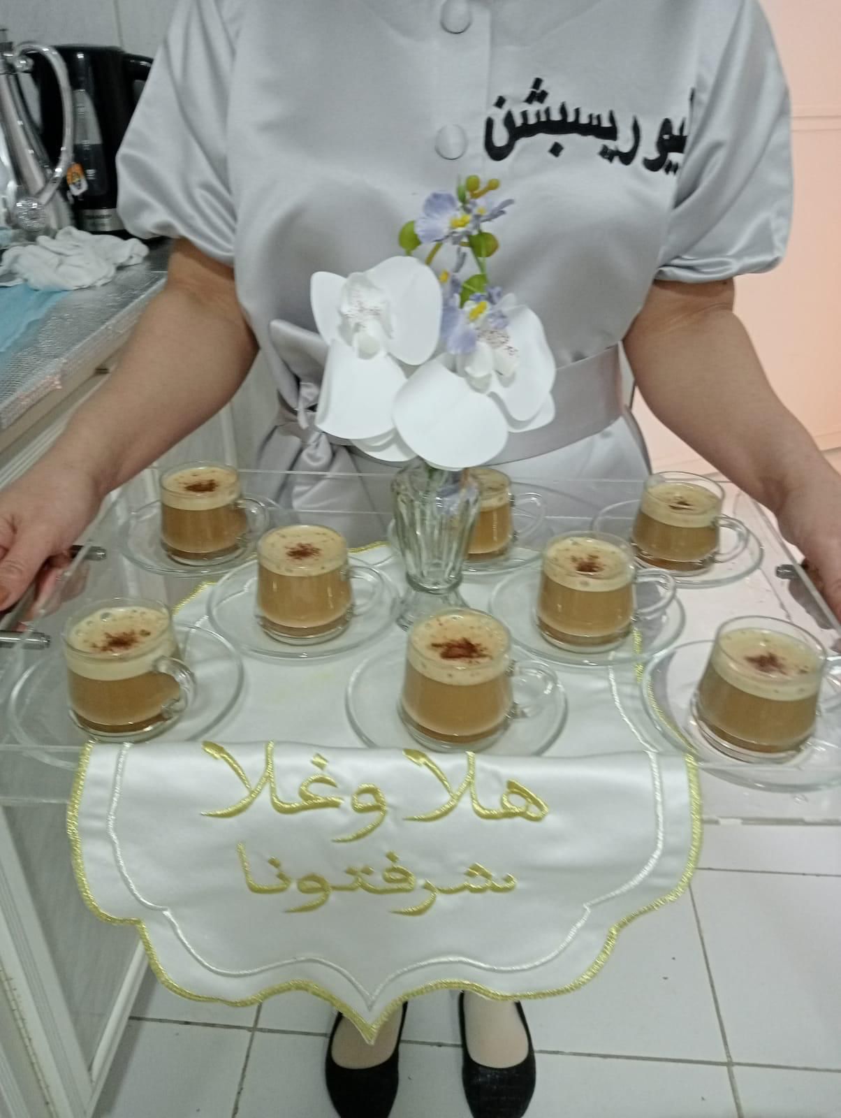 خدمة ضيافة نسائية في الكويت مع قهوة عربية وشاي للحفلات
