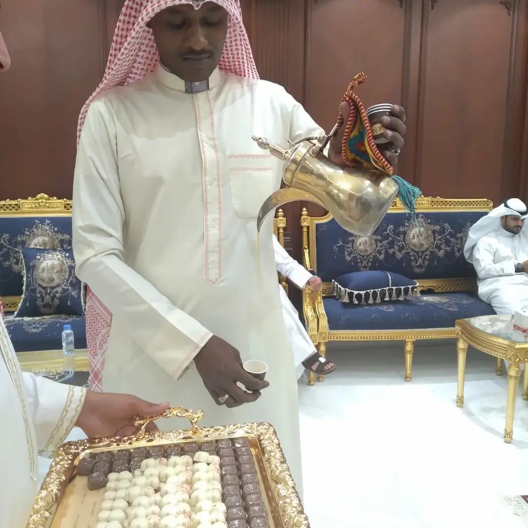 خدمة ضيافة رجالي في الكويت مع قهوة عربية وشاي للمناسبات